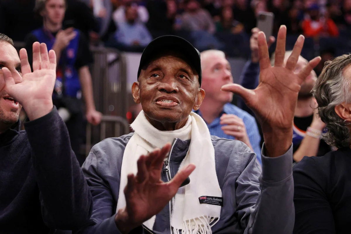 Dick Barnett foi duas vezes campeão da NBA com a equipe Dick Barnett foi duas vezes campeão da NBA com a equipe