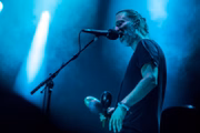 SP - SÃO PAULO/SOUNDHEARTS FESTIVAL/RADIOHEAD - VARIEDADES - O vocalista Thom Yorke da banda   Radiohead durante o encerramento do   Soundhearts Festival, no Allianz   Parque, zona oeste de São Paulo neste   domingo, 22.   22/04/2018 - Foto: CARLA CARNIEL/CÓDIGO19/ESTADÃO CONTEÚDO