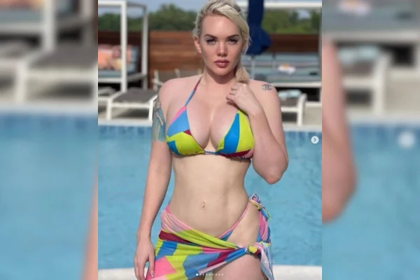 Imagem colorida de mulher de biquini colorida com piscina ao fundo - Metrópoles