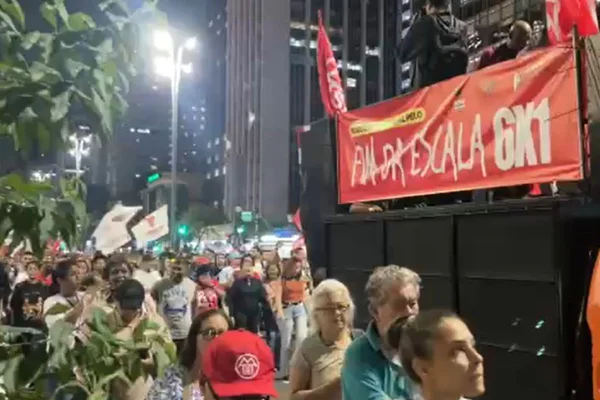 Manifestantes foram às ruas após parecer favorável do deputado federal Paulo Azi (União Brasil) à proposta que prevê a redução da jornada - Metrópoles
