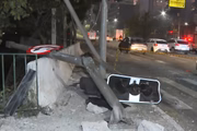 Carro bateu em mureta e caiu em córrego