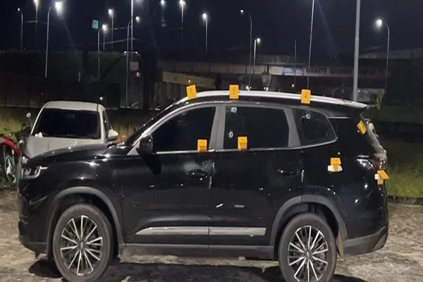 Imagem colorida, Vereador Guguinha sofre atentado e carro é atingido por disparos na PB- Metrópoles