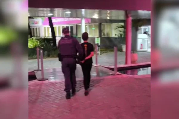 Bêbada, mulher esfaqueia irmã durante discussão e é presa em SP