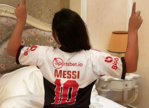 Um sonho impossível: modelo faz campanha por Messi no São Paulo