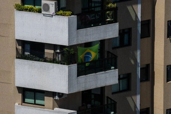 Os limites para o uso de faixas e bandeiras nos prédios durante a Copa