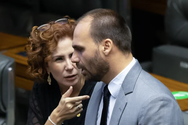 Deputada Carla Zambelli ao lado do filho do presidente, Eduardo Bolsonaro durante a sessão solene de abertura do ano Legislativo