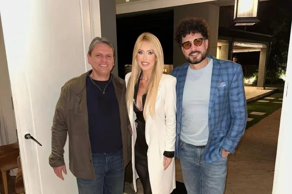 O governador de São Paulo, Tarcísio de Freitas (Republicanos), a influenciadora Raffa Rarbbie e o cantor Larino