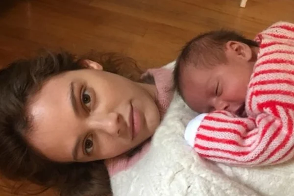 Grávida, Laura Neiva posa com irmã e deixa fãs desesperados
