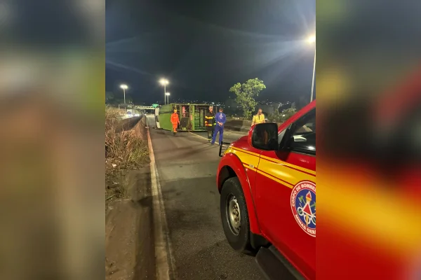 Caminhão da SLU tomba no Anel Rodoviário