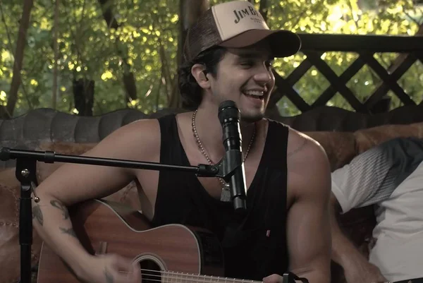 Vídeo exclusivo: encontro entre Luan Santana, amigos e família vira EP