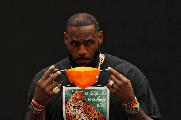 LeBron James máscara