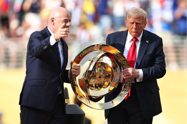 Foto colorida do presidente dos Estados Unidos Donald Trump segurando o troféu da Copa do Mundo de Clubes da Fifa ao lado do presidente da Fifa, Gianni Infantino - Metrópoles