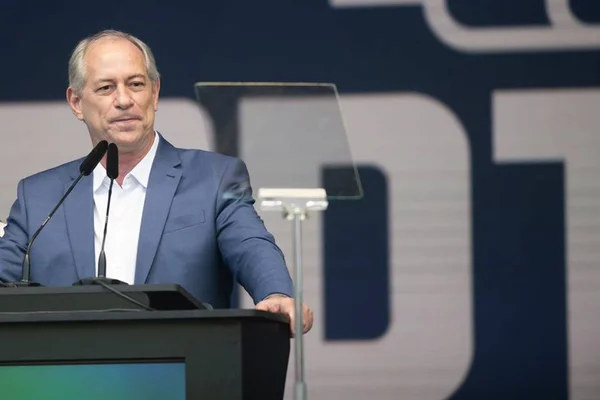 Ciro Gomes discursa