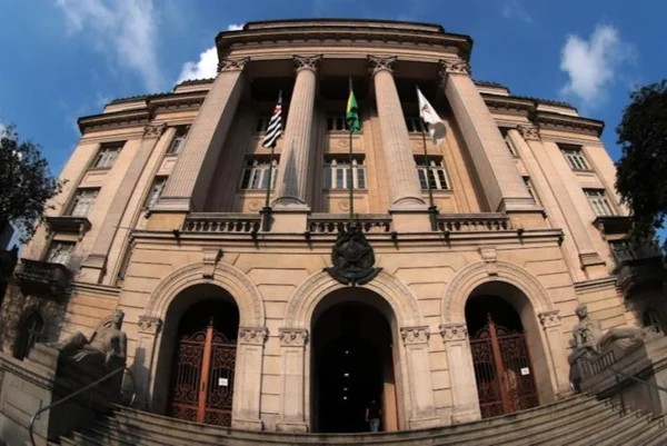 Imagem colorida mostra fachada de prédio clássico onde fica a Prefeitura de Santos - Metrópoles