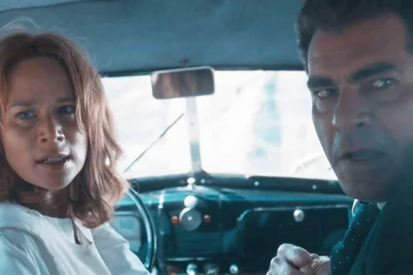 foto colorida de mariana ximenes e thiago lacerda dentro de carro em cena de amor perfeito - metrópoles