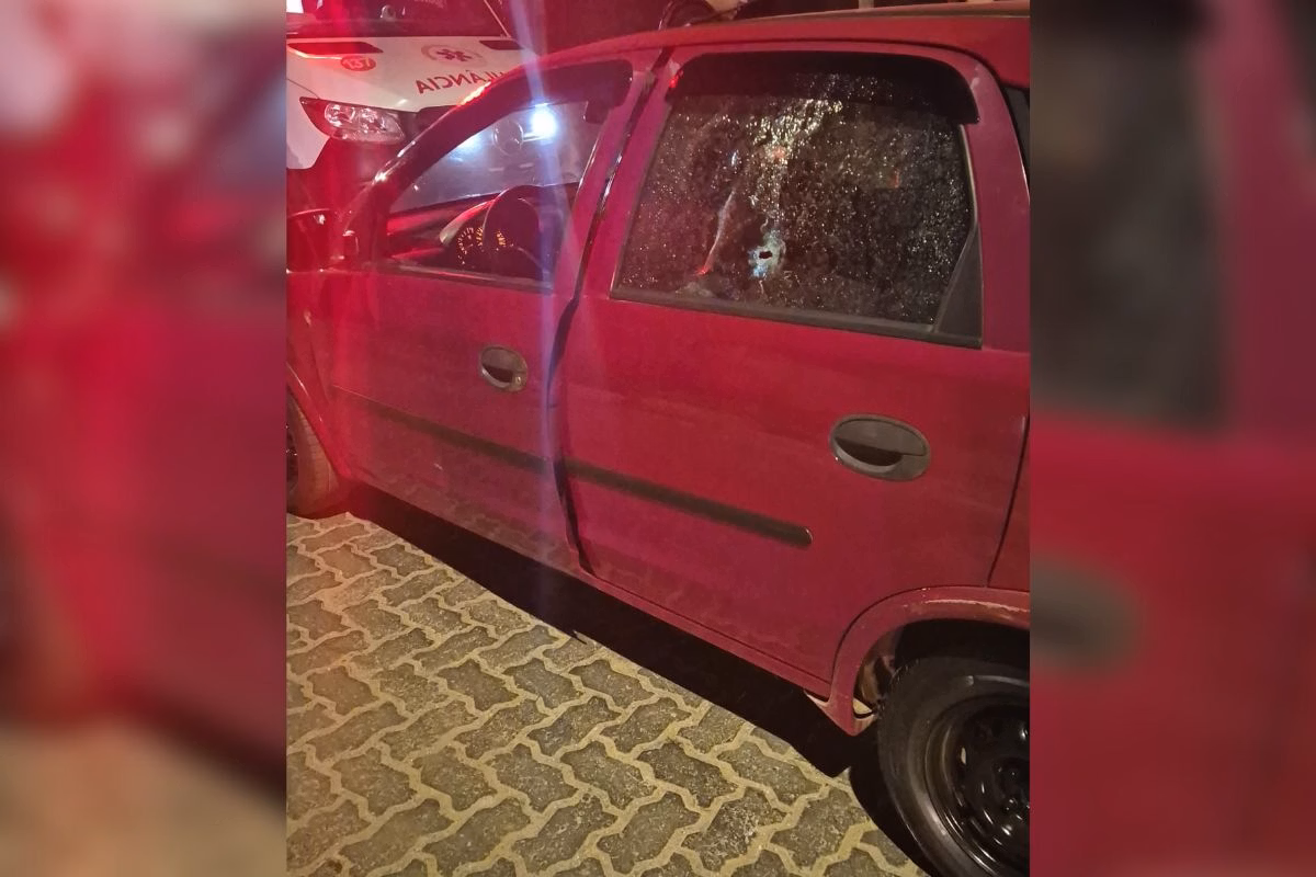 Criminosos em moto disparam contra carro e matam homem no DF 3 Carro alvejado por tiros no Sol Nascente