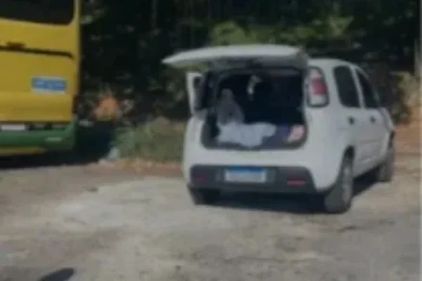 Foto de porta mala de carro em que dois homens foram encontrados mortos