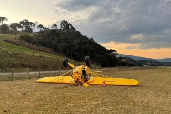 Imagem colorida de avião que caiu na Serra de SC - Metrópoles