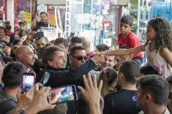 bolsonaro cumprimenta criança na feira guara domingo brasilia