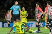 Carlos Eduardo foi derrubado Carlos Eduardo foi derrubado