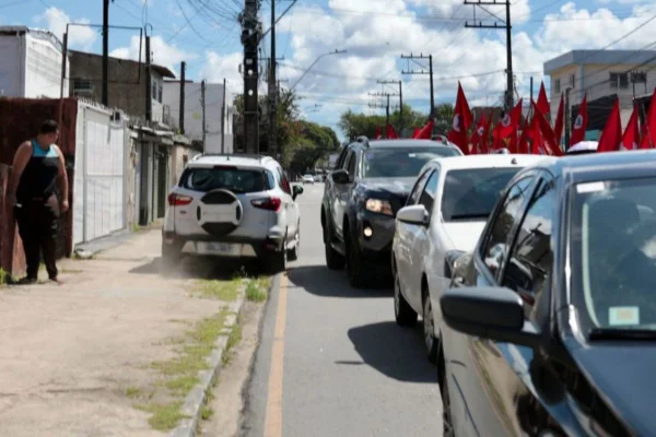 Foto colorida carros em marcha do MST - Metrópoles
