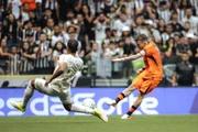 Finalização de Bernard em Galo e Chapecoense Finalização de Bernard em Galo e Chapecoense