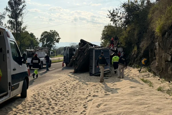 Bebê morre soterrado em tombamento de carreta um dia antes de fazer 7 meses