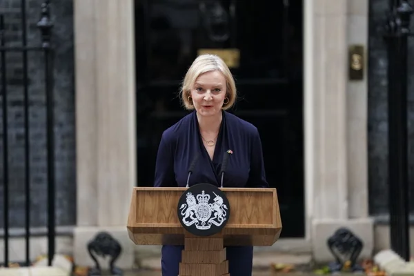 Liz Truss, em frente ao número 10 da Downing Street, Londres, anuncia que deixou o cargo de primeira-ministra - Metrópoles