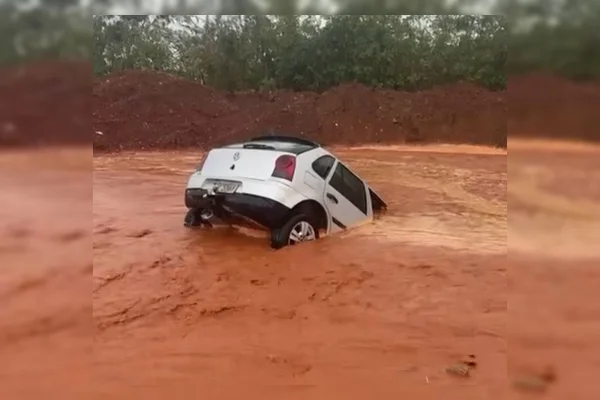Imagens mostram carro sendo engolido por cratera durante chuvas no DF