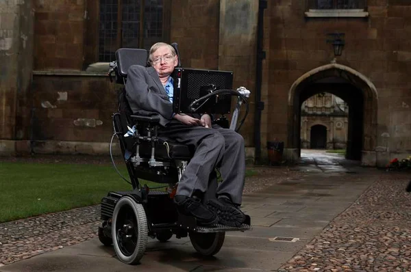 Após 17 dias de sua morte, Stephen Hawking é velado com homenagens