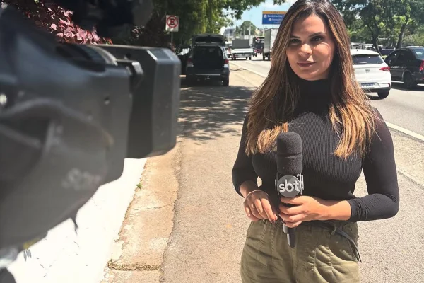 Repórter do SBT, Aline Galdino chora com mãe que encontrou filho morto - Metrópoles