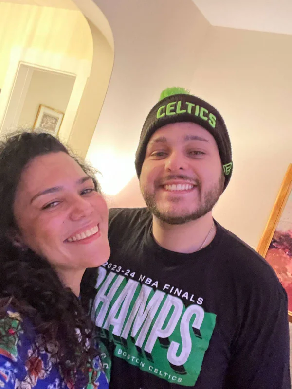 Daniela Alves estava trabalhando quando recebeu um vídeo de seu filho sendo detido pela imigração. Ela ficou 4 dias sem falar com Murylo - Metrópoles