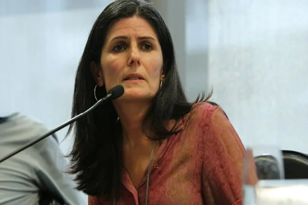 Imagem de Zeina Latif, ex-economista-chefe da XP Investimentos e ex-secretária de Desenvolvimento Econômico do estado de São Paulo, falando ao microfone - Metrópoles