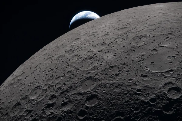 A superfície lunar preenche o quadro com detalhes nítidos, como visto durante o sobrevoo lunar da missão Artemis II, enquanto a Terra, ao longe, se põe ao fundo - Metrópoles