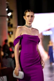 Composição chamou atenção pela cor do vestido e acessórios Composição chamou atenção pela cor do vestido e acessórios