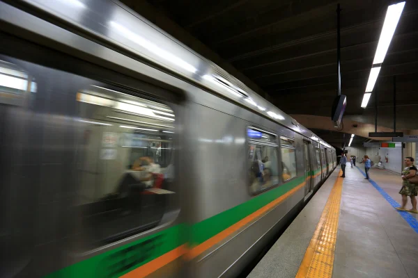 Soldado do Exército é preso após esfaquear duas pessoas em vagão do metrô