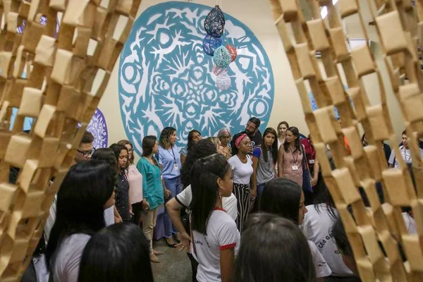 Escola pública no DF atua para prevenir depressão e automutilação