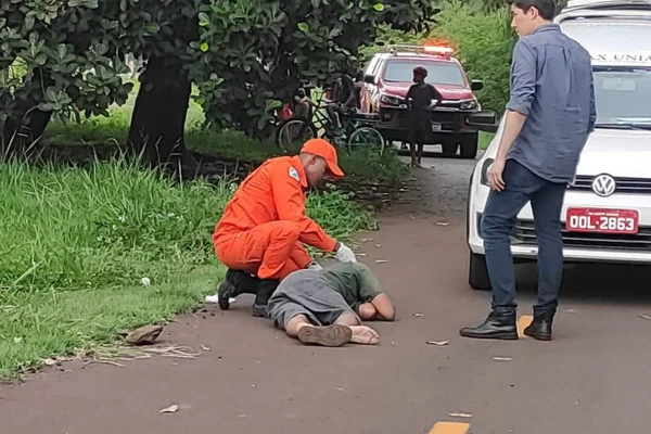 Foto colorida de padrasto caído no chão após ver corpo de enteado morto - Metrópoles