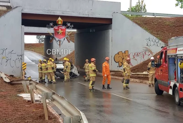 Mulher perde o controle de carro, que capota na L4 Sul