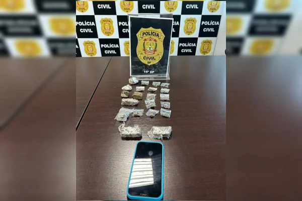 Adolescente com drogas derruba e agride policial em ação