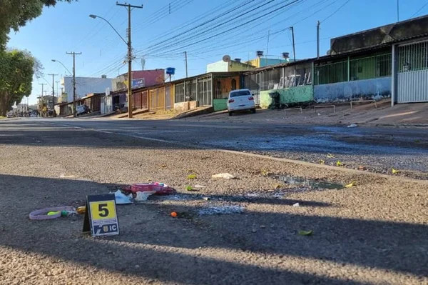 Rua com objetos e brinquedos de crianças espalhados no chão