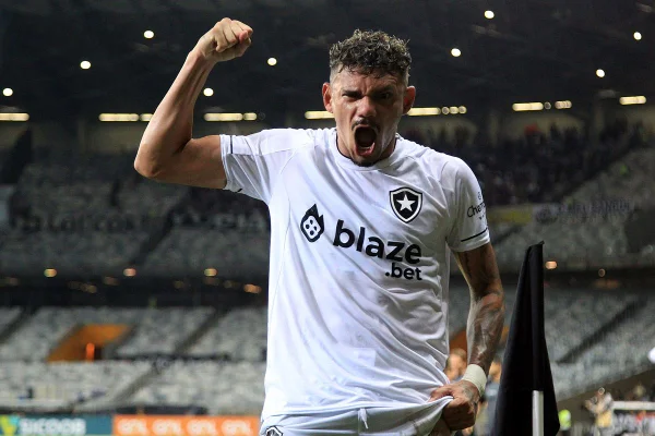 Botafogo vence o Atlético-MG e entra de vez na briga pela Libertadores
