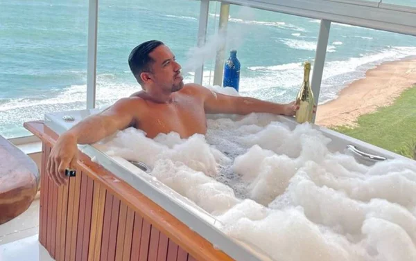 Justiça manda retirar hidromassagem do apartamento de influencer