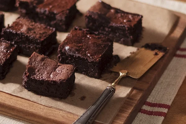 Faça a receita do bolo mousse de chocolate com três ingredientes