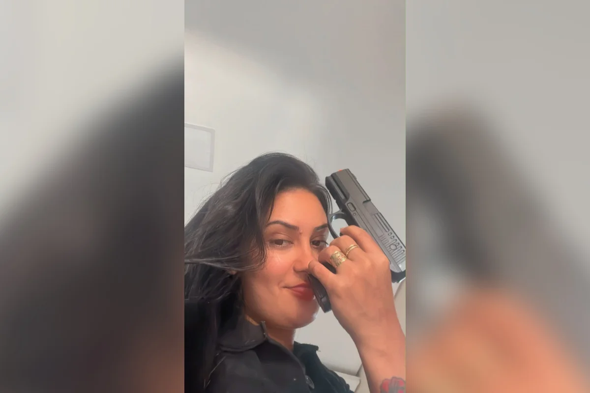 Fariseus: “missionária do CV” posa com fuzil banhado a ouro no Rio - imagem 2 Fariseus: “missionária do CV” posa com fuzil banhado a ouro no Rio - imagem 2