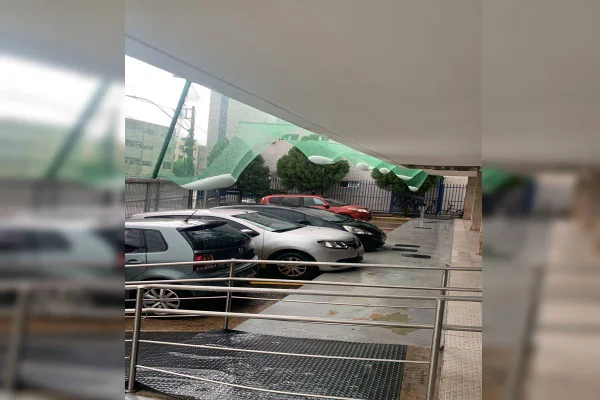 Carros em estacionamento de prédio