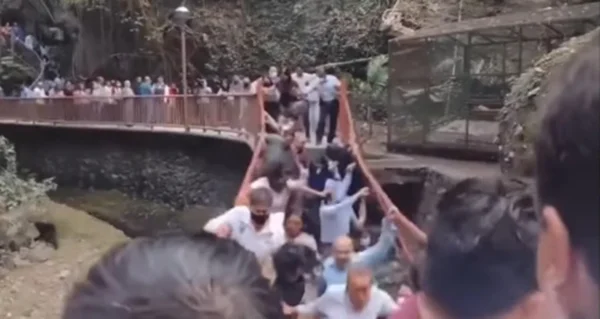 Vídeo: ponte cai no México e deixa feridos, incluindo prefeito
