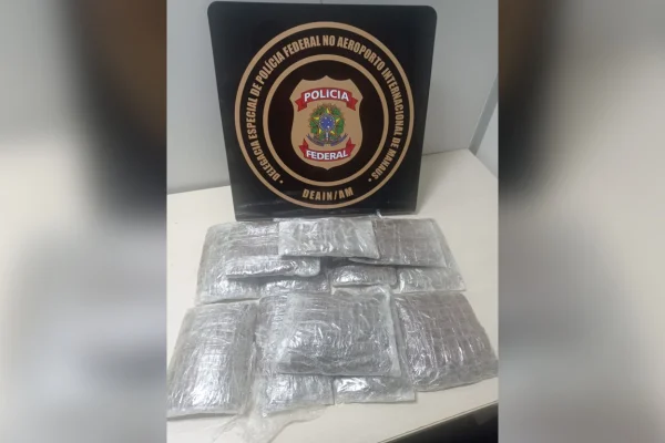 PF prende mulher com “super maconha” enrolada na perna rumo a Brasília