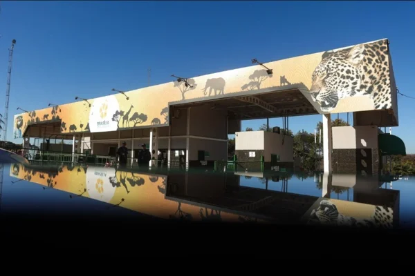 Foto colorida fachada do Zoológico de Brasília