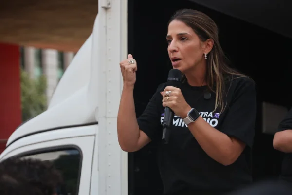 Caminhada contra o Feminicídio na Avenida Paulista em São Paulo, neste domingo, 08 de Março de 2026. O ato, organizado pela Deputada federal Renata Abreu (Podemos-SP) em parceria com a vereadora Ana Carolina Oliveira (Podemos-SP) - MetrópolesCaminhada contra o Feminicídio na Avenida Paulista em São Paulo, neste domingo, 08 de Março de 2026. O ato, organizado pela Deputada federal Renata Abreu (Podemos-SP) em parceria com a vereadora Ana Carolina Oliveira (Podemos-SP) - Metrópoles